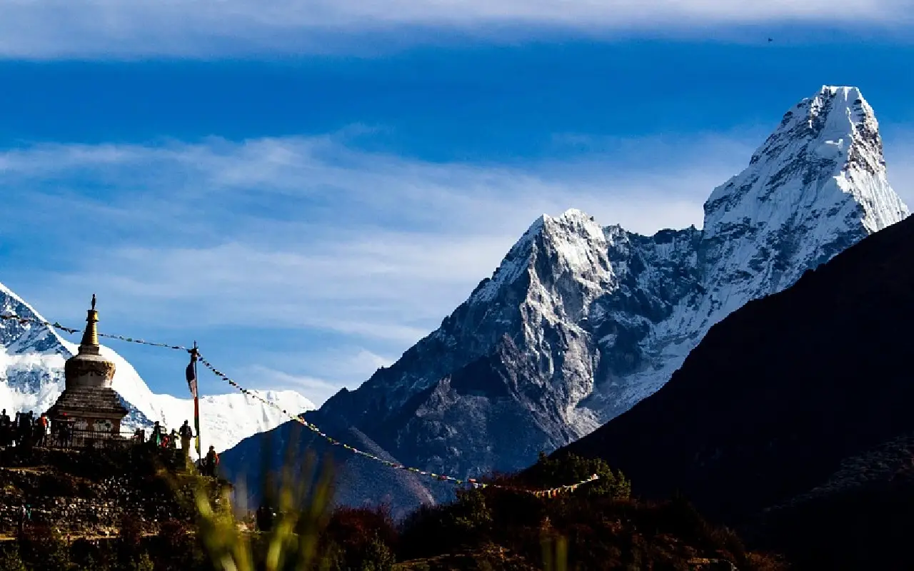 Everest trekking weather, season